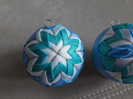 /products/tyrkysovo-bila-koule-7-5-cm/