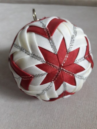 /products/bilo-cervena-koule-7-5-cm/