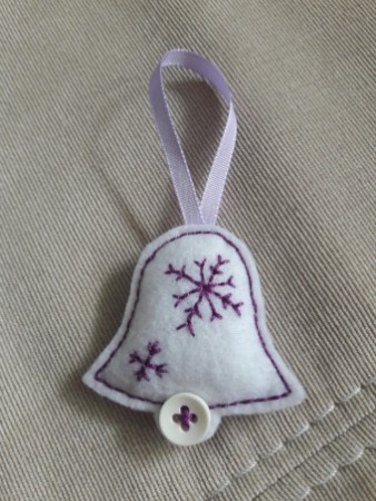 Bílý zvonek s fialovou vločkou